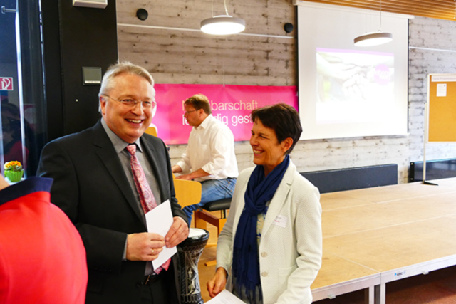 Bürgermeister Hahn im Gespräch mit Heike Speidel vom  lebenswert-Orgateam